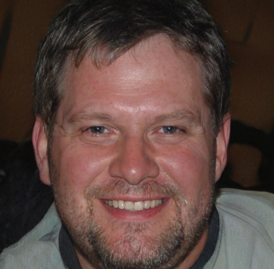 Dozent erklärt Budgetmethodik während eines Live-Webinars