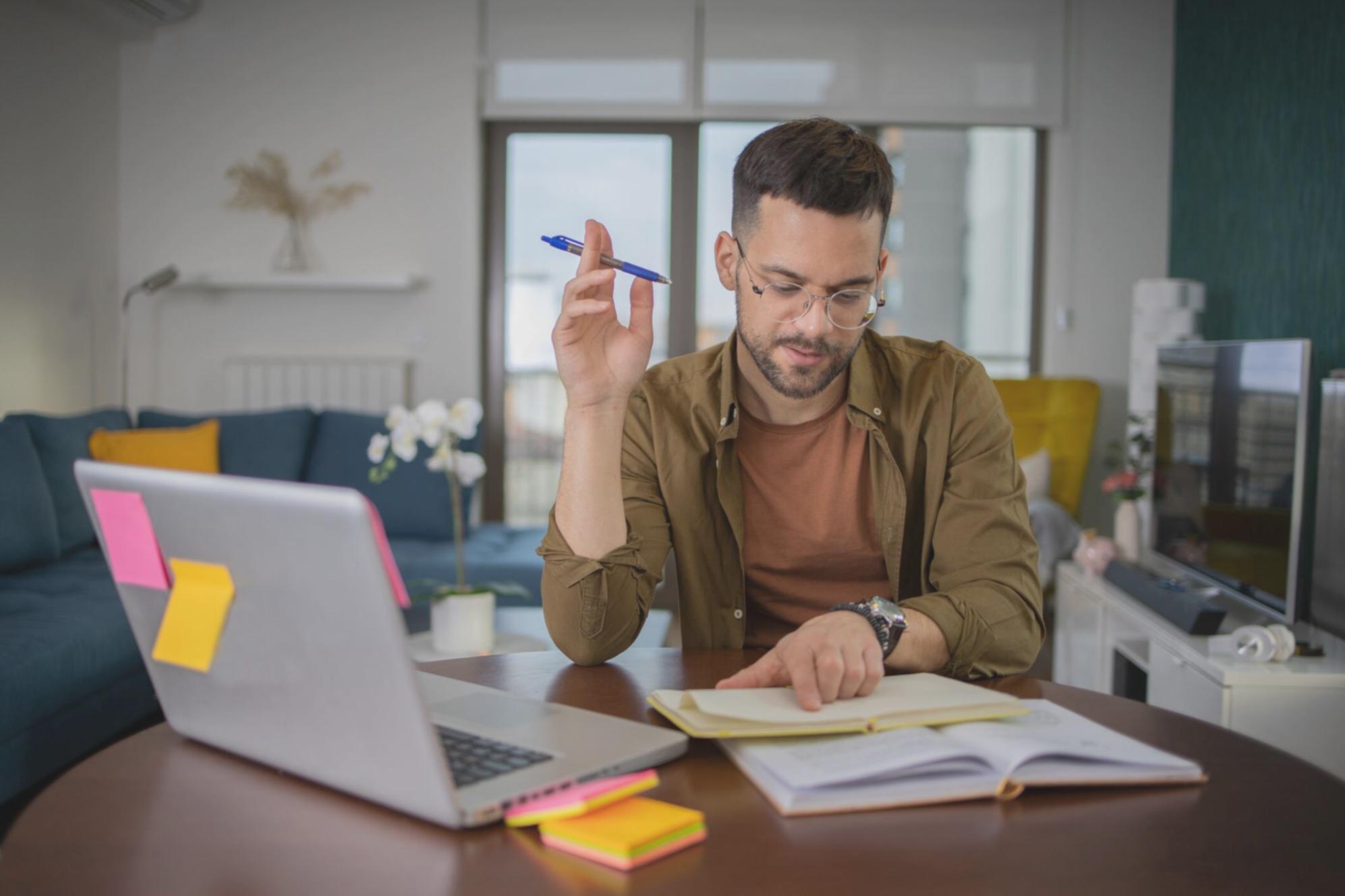 Team bei der Vorbereitung eines Live-Webinars zur Budgeterstellung